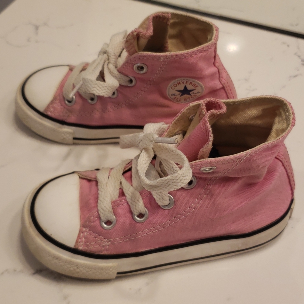 Little girls size 7 converse hightop chuck taylors